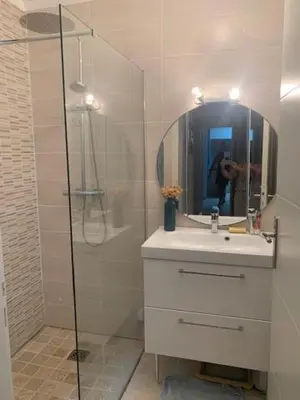 a bathroom with a sink and a shower with a mirror at Belle maison en Balagne in Zilia