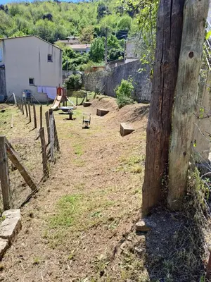a wooden pole in a yard with a fence at Maison avec spa aux portes d'Ajaccio in Carbuccia