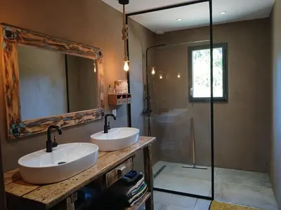 a bathroom with two sinks and a shower at Nouveau villa T4 à Sotta entre mer et montagnes in Sotta
