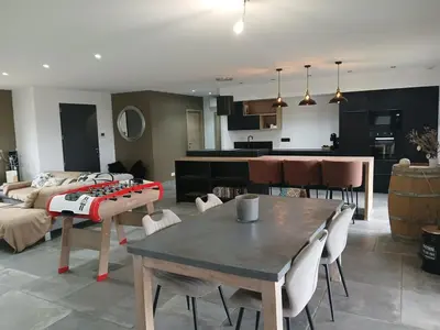 a living room with a table and a kitchen at Nouveau villa T4 à Sotta entre mer et montagnes in Sotta