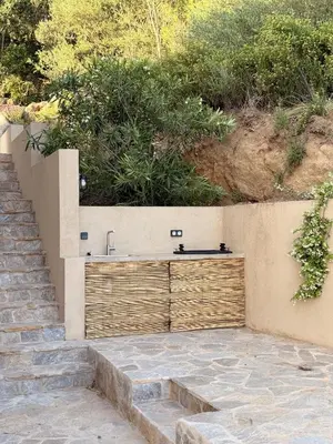 a retaining wall with a sink and stairs in a yard at Villa Sabbia in Lecci