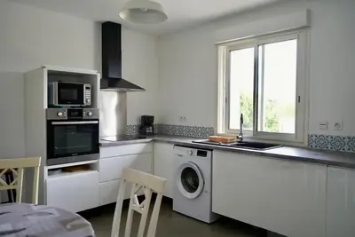 a kitchen with a washing machine and a microwave at Haut de villa in Cervione