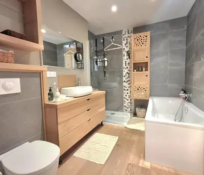 a bathroom with a tub and a toilet and a sink at Villa bord de mer avec piscine in Lucciana