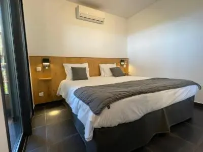 a bedroom with a large bed in a room at La résidence Location Pinarello in Mangialla