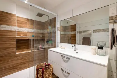 a bathroom with a sink and a mirror at Le Renoso - Climatisé vue mer et montagne in Ajaccio
