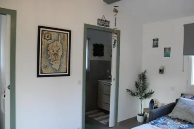 a bedroom with a bed and a bathroom at Studio Villa Boca in Prunelli-di-Fiumorbo