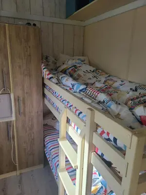 a bunk bed in a small room with a bunk bedutenewayangering at Chalet en bois climatisé À 300 m de la plage Marina di Sorbo 6 personnes in Sorbo-Ocagnano