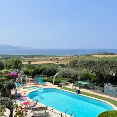 villa vue mer avec piscine et jardin arboré