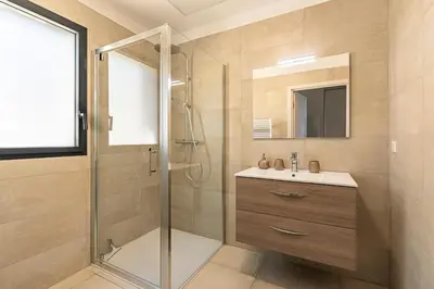 a bathroom with a shower and a sink at A Sereina - appt climatisé proche de la plage in Grosseto-Prugna