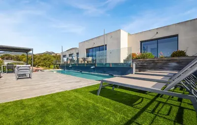 an image of a house with a swimming pool at Villa Spacieuse Proche Plages in Vardiola
