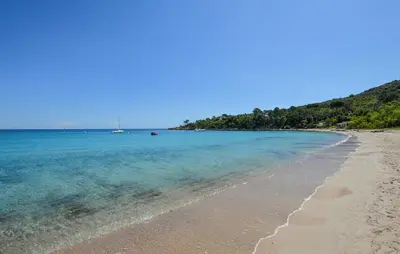 a view of the beach with a boat in the water at Villa Spacieuse Proche Plages in Vardiola