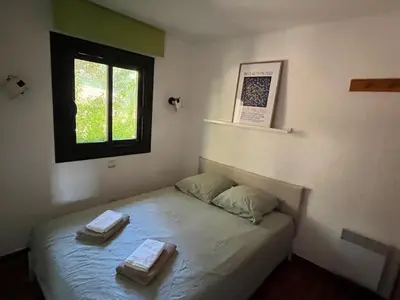 a bedroom with a bed with two towels on it at Charmant 2 pièces avec vue sur mer exceptionnelle à Porticcio, Corse du Sud in Grosseto-Prugna