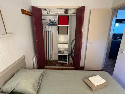 a bedroom with a bed with a door open at Charmant 2 pièces avec vue sur mer exceptionnelle à Porticcio, Corse du Sud in Grosseto-Prugna