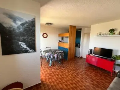 a living room with a table and a dining room at Charmant 2 pièces avec vue sur mer exceptionnelle à Porticcio, Corse du Sud in Grosseto-Prugna