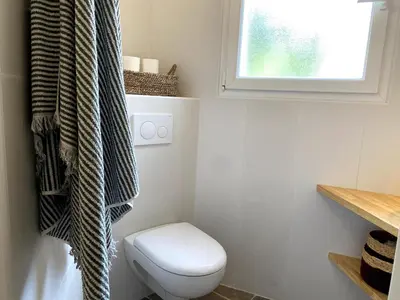 a small bathroom with a toilet and a window at Villa Porto Vecchio, calme avec piscine in Porto-Vecchio