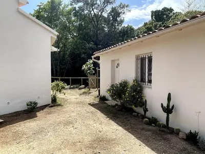 a side view of a white house at Villa Porto Vecchio, calme avec piscine in Porto-Vecchio