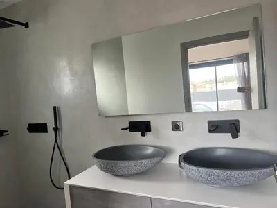 a bathroom with two sinks and a mirror at Maison 2 chambres in Figari