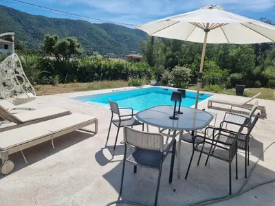 a house with a garden in front of it at T2, rez de villa avec piscine in Afa