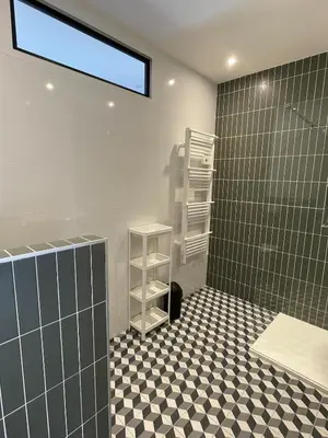 a bathroom with a black and white checkered floor at Appartement 3 chambres in Propriano