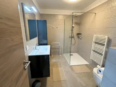 a bathroom with a sink and a shower and a toilet at Appartement 2-4 pers vue mer proche port in Porto-Vecchio