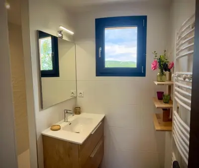 a bathroom with a sink and a mirror at Villa Maestro Maria Charme Confort et Accueil Chaleureux à 5 min de la plage in Lecci