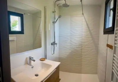 a bathroom with a sink and a shower at Villa Maestro Maria Charme Confort et Accueil Chaleureux à 5 min de la plage in Lecci