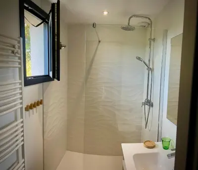 a bathroom with a shower and a sink at Villa Maestro Maria Charme Confort et Accueil Chaleureux à 5 min de la plage in Lecci