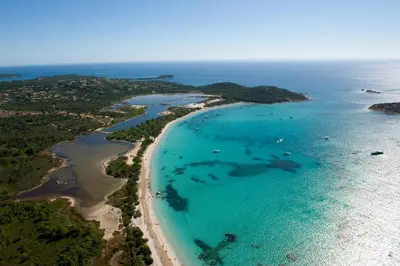 an aerial view of a beach and the ocean at La Vigne in Lecci