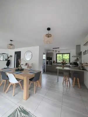 a kitchen and dining room with a table and chairs at Maison climatisée de 3 chambres avec piscine privée in Sotta