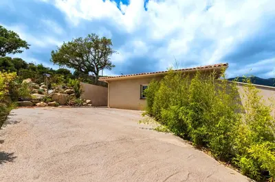 a house in the middle of a dirt road at Maison Mawie - Vue montagne piscine jacuzzi in Sotta