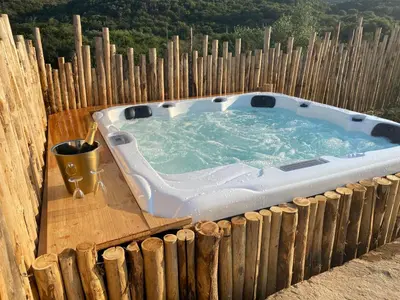a jacuzzi tub in a wooden fence at U Loghju in Oletta