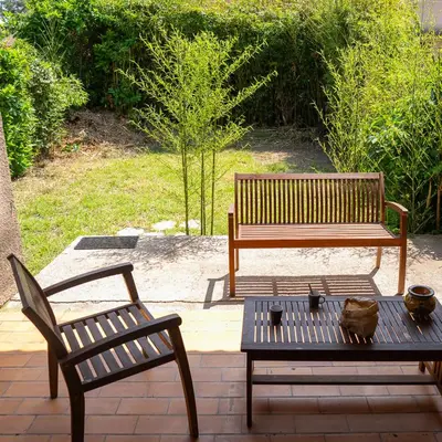 two benches and a table and a bench and a table and chairs at maison climatisée fibrée 2 chambres à 9 min à pieds d'une grande plage in Venzolasca