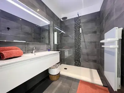 a bathroom with a sink and a shower at Haut de villa aux portes d'Ajaccio in Alata