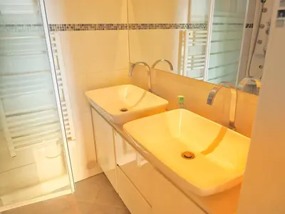 a bathroom with a yellow sink and a mirror at Très joli gîte T3, 55m2 climatisé région Propriano 5 personnes in Compoli