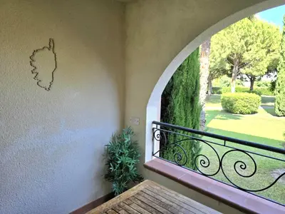 a balcony with a view of a yard at Cozy 2-room beachfront Résidence Sognu Di Mare Casa Serenita in Linguizzetta