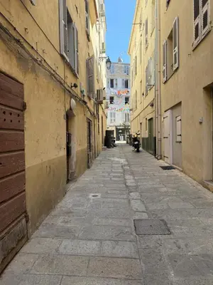 an empty alley in an alley between two buildings at Appartement Ajaccio Casa Dea in Ajaccio