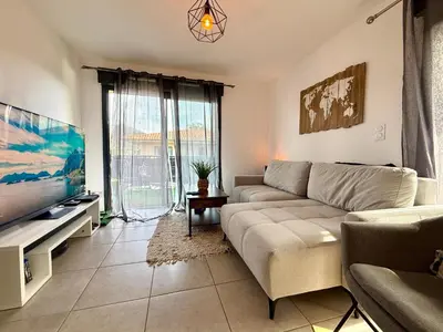 a living room with a couch and a flat screen tv at PROPRIANO Charmant 2 pièces 46m2 avec Terrasse et balcon in Propriano