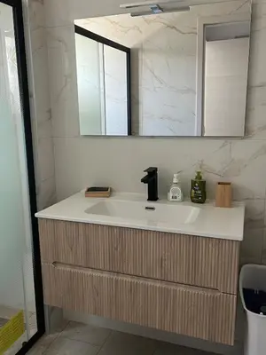 a bathroom with a sink and a mirror at Maison INDEPENDANTE entre mer et montagne in Prunelli-di-Fiumorbo