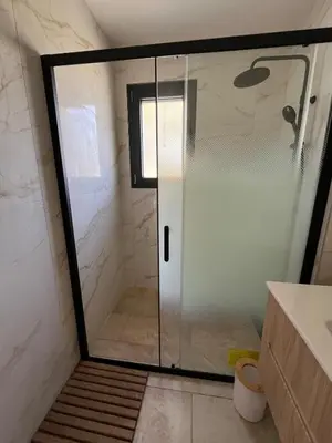 a shower with a glass door in a bathroom at Maison INDEPENDANTE entre mer et montagne in Prunelli-di-Fiumorbo