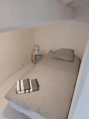 a bed in a white room with a bed sidx sidx sidx sidx at Marina-Di-Pinarello Corse-du-Sud à 400m de la plage Pinarellu in Zonza
