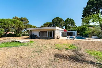 a small house with a large yard at Parad'Isula - Avec piscine à Porticcio in Grosseto-Prugna