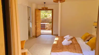a bedroom with a bed with towels on it at Domaine de Gialla Bergerie I Pini, 2 pers, piscine chauffée, 10 mn plage in Arraggio