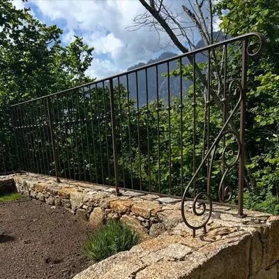 a black iron fence on a stone wall at Casa Scaledda in Bocognano