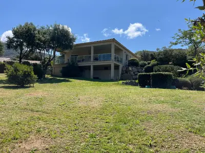 a house with a large lawn in front of it at Locations I Carboni - villa 3 chambres in Sollacaro
