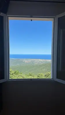 a window with a view of a green field at Gîte U Saltu in Solaro