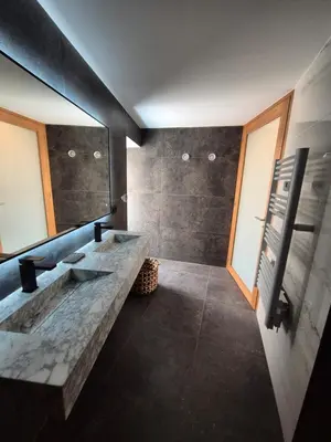 a bathroom with a sink and a large mirror at Appartement de charme - Nebbiu in Vallecalle