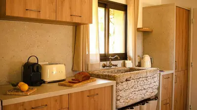 a kitchen counter with a sink and a window at Domaine de Gialla Bergerie Prugna, 2 pers, piscine chauffée, 10 mn plage in Arraggio