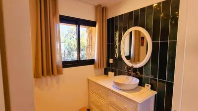 a bathroom with a sink and a mirror at Domaine de Gialla Bergerie Prugna, 2 pers, piscine chauffée, 10 mn plage in Arraggio