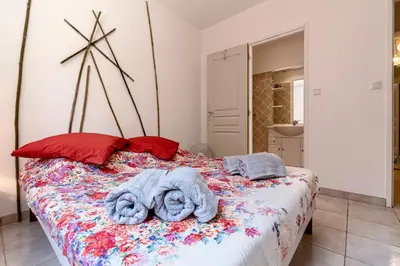 a bedroom with a bed with towels on it at Casa Bavitoli 1er étage - Avec jardin et terrasse in Cauro