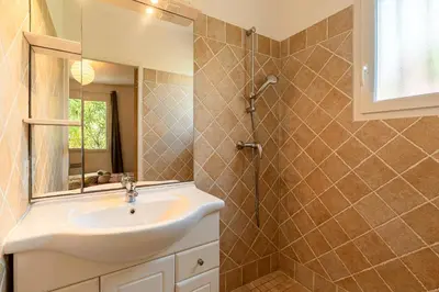 a bathroom with a sink and a shower at Casa Bavitoli 1er étage - Avec jardin et terrasse in Cauro